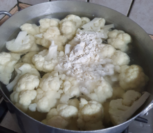 add cauliflower to boiling water