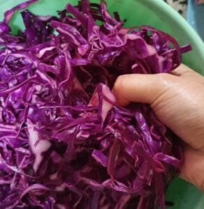 Massage red cabbage