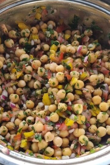 Picture of a ball with the final dish chickpea salsa salad