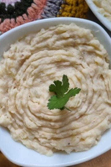 Pictue of a bowl with protein mashed potato