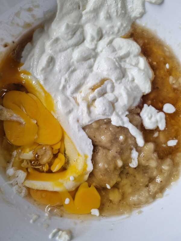 Picture of wet ingredients to make cottage cheese banana bread.