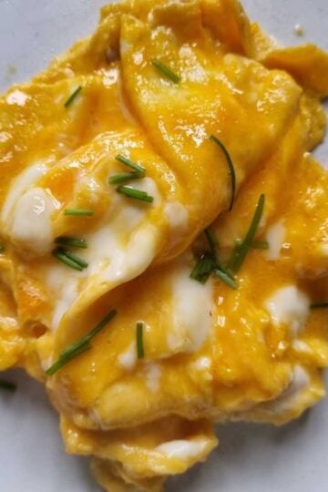 Picture of cottage cheese scrambled eggs garnished with fresh chives