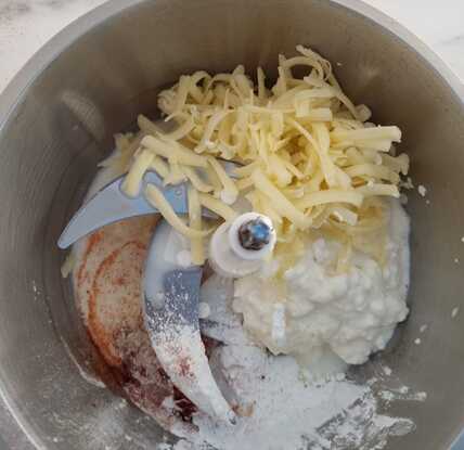 cottage cheese sauce being blended into a blender ready bto be mixed into the macaroni pasta.